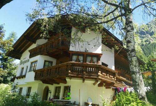 een groot houten huis met een balkon erop bij Haus Bergwind in Sankt Leonhard im Pitztal