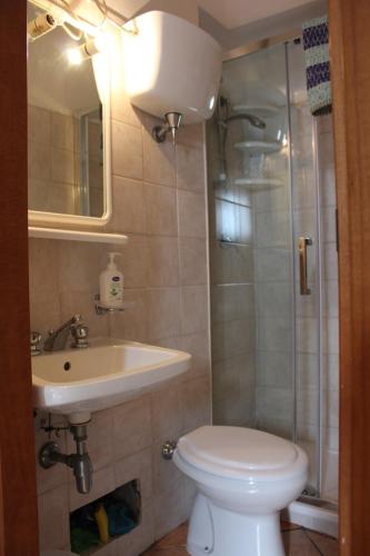 ein Badezimmer mit Toilette, Waschbecken und Dusche in der Unterkunft Appartamento Gemma in Tropea