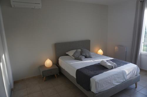 En eller flere senge i et værelse på Golf de Pont Royal Villa du Lac climatisée 3 chambres Piscine chauffée Parking et Garage