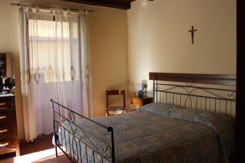 トロペアにあるAppartamento Corteseのベッドルーム1室(ベッド1台付)