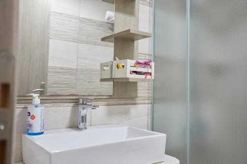 Ένα μπάνιο στο Amalia City Rooms