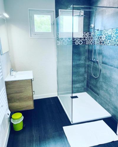 une salle de bain avec douche et lavabo dans l'établissement GÎTE L'ERMITAGE CAHORS, à Cahors