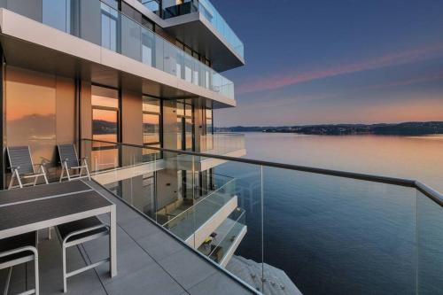 ein großes Gebäude mit Blick auf das Wasser in der Unterkunft En av Kristiansand's mest eksklusive leiligheter! in Kristiansand