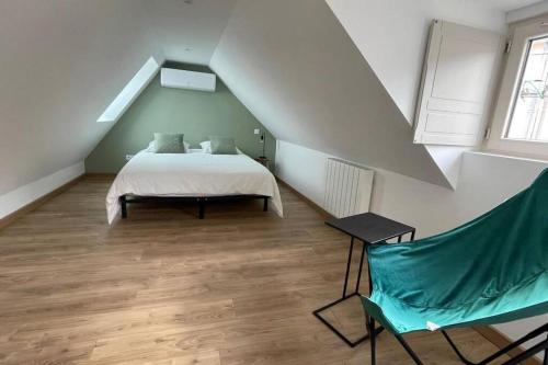 Schlafzimmer im Dachgeschoss mit einem Bett und einer Treppe in der Unterkunft Centre-ville : Maison de charme - Secteur calme in Laval