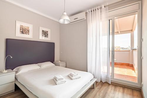 バルセロナにあるBorrell Apartment 045の白いベッドルーム(大型ベッド1台、窓付)