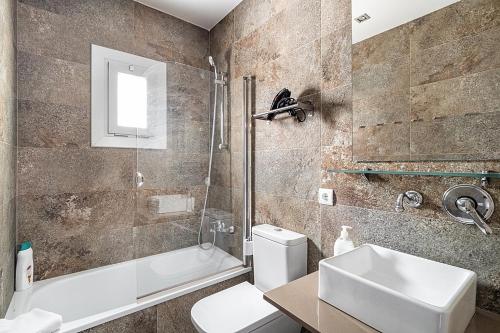 バルセロナにあるBorrell Apartment 045のバスルーム(洗面台、トイレ、シャワー付)