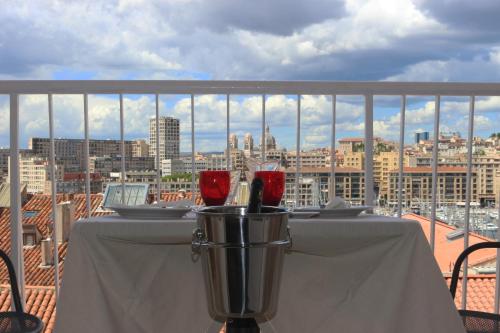 una mesa en un balcón con vistas a la ciudad en Suite privée du balcon du vieux port Marseille en Marsella