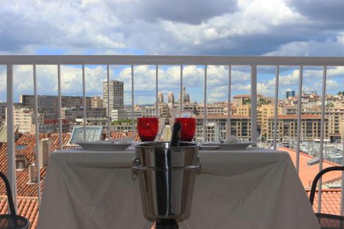 - une table sur un balcon avec vue sur la ville dans l'établissement Suite privée du balcon du vieux port Marseille, à Marseille