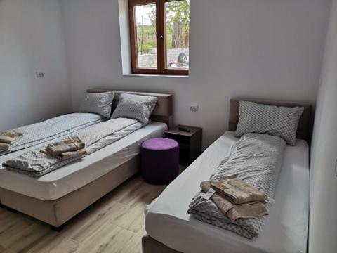 Una cama o camas en una habitación de CASA BIA CRIBO Sannicolau de Munte - bai termale