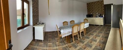 eine Küche mit Tisch und Stühlen in einem Zimmer in der Unterkunft CASA BIA CRIBO Sannicolau de Munte - bai termale in Săcueni