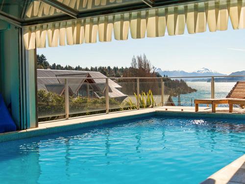 uma piscina com vista para a água em Quintaluna Piscina, Playa y Montaña em San Carlos de Bariloche