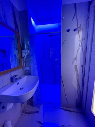 a bathroom with a sink and a shower with a mirror at Al Ristoro in Torre Santa Sabina