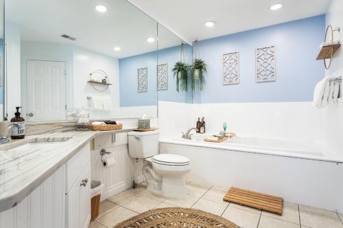 ein Badezimmer mit einem WC, einer Badewanne und einem Waschbecken in der Unterkunft New Listing Beach Bliss 211! Stunning bay view in Traverse City