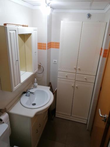 a white bathroom with a sink and a mirror at Estudio con patio en Daimus niños y mascotas consultar in Los Mártires