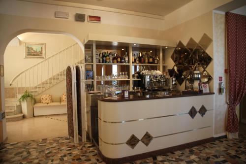 un bar in una stanza con scala di Hotel Adriatica sul Mare a Rimini