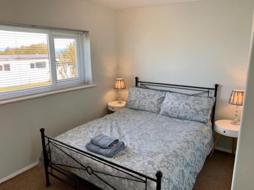 Säng eller sängar i ett rum på Chalet 23 Widemouth Bay