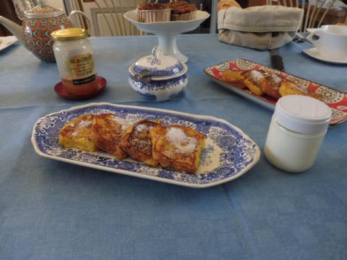 een blauwe tafel met een bord eten erop bij LES TERRES BASSES in Fabrezan