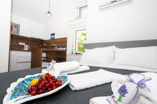 Apartments LORY,ON PROMENADE,BEACH NIKOLINA,WIFI,PARKING