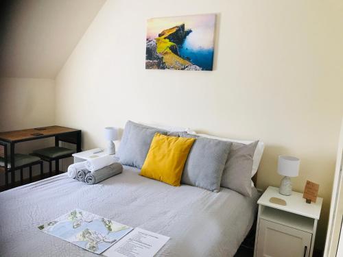 波特里的住宿－Feochan Rooms Portree，一间卧室配有一张壁画床