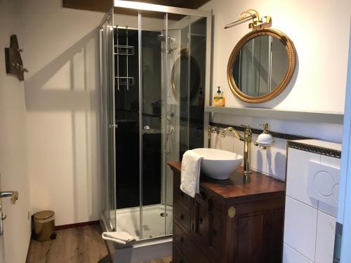 uma casa de banho com uma cabina de duche em vidro e um lavatório. em Die Werkstatt em Dreieich