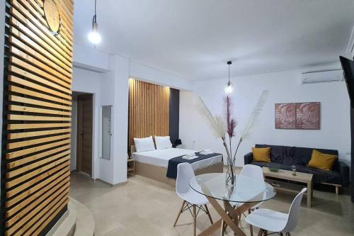 ein Wohnzimmer mit einem Bett und einem Tisch und Stühlen in der Unterkunft Apartment in the heart of the city 4 in Larisa