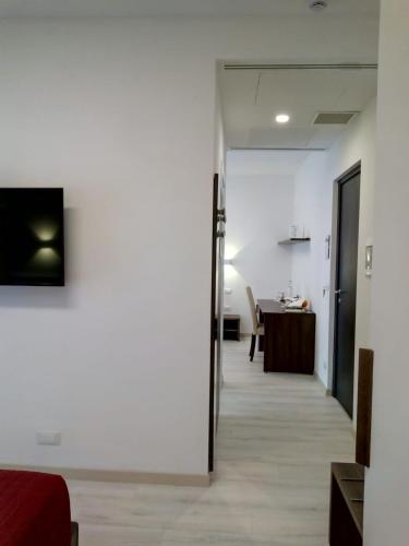 a hallway leading to a room with a table at Hotel Cajeta in Buia