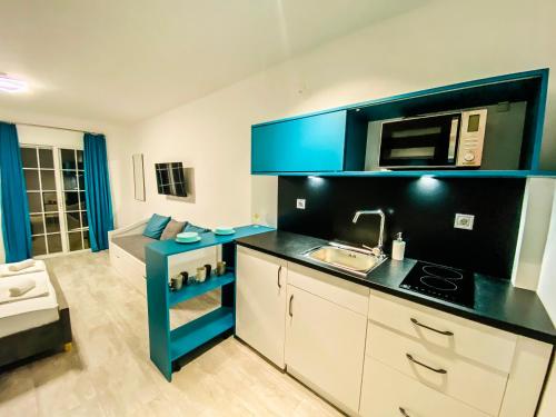 una cocina con fregadero y microondas en Dream Hill Athos, en Ouranoupoli
