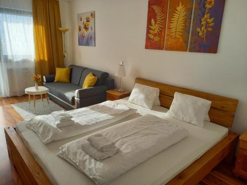 A bed or beds in a room at Isar Apartment