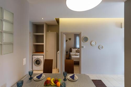 kuchnia i salon ze stołem z owocami w obiekcie Villa Joanna 1 w mieście Mesimérion