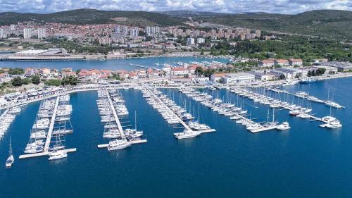 une vue aérienne sur un port de plaisance avec des bateaux dans l'eau dans l'établissement Apartment Šibenik Mandalina, à Šibenik