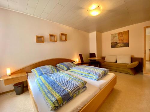 Postel nebo postele na pokoji v ubytování Winzerhaus im Oberdorf - FeWo u Zimmer - auch kombinierbar