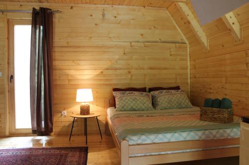Tempat tidur dalam kamar di Nadiaa Wood House