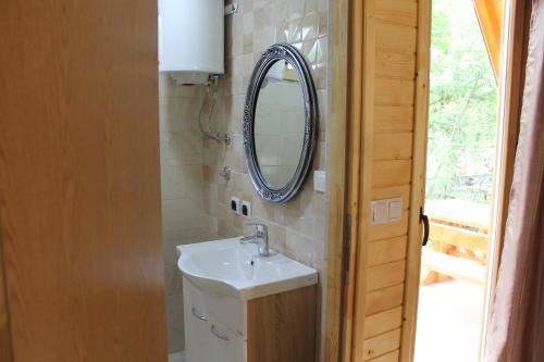 Ванна кімната в Nadiaa Wood House