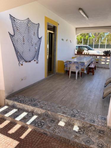 a room with a patio with a table and chairs at Villa Giulia in Portopalo