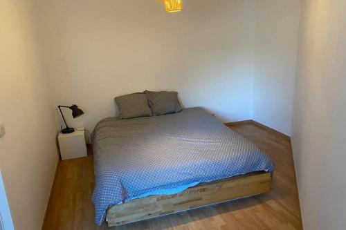 - une petite chambre avec un lit dans l'établissement Jeremy T2 idéalement situéThonon centre avec terrasse et garage, à Thonon-les-Bains