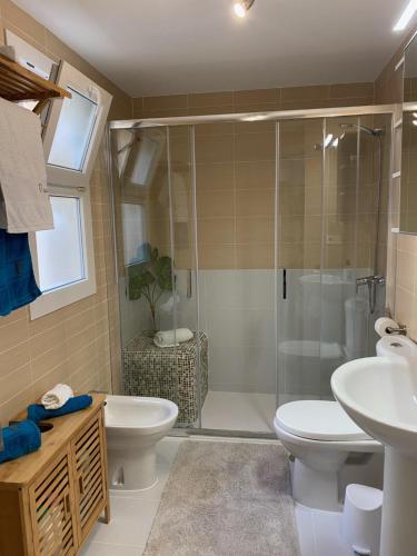 y baño con ducha, aseo y lavamanos. en Wonderful apartment at sea and golf course - Fabuloso ático con vistas al mar y campo de golf - Tolle Wohnung am Meer und Golfplatz en Almerimar