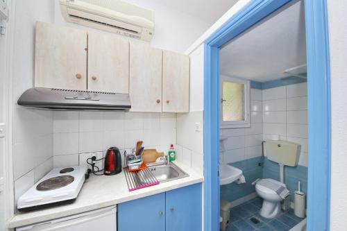 una pequeña cocina con lavabo y aseo en ΣΕΡΓΙΑΝΙ ΣΚΟΠΕΛΟΥ, en Skopelos Town