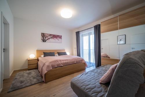een slaapkamer met 2 bedden en een raam bij Apartmán Lipnoport in Lipno nad Vltavou