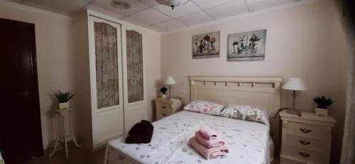 Un dormitorio con una cama con un cerdo rosa. en Villa Estrella en Almoradí
