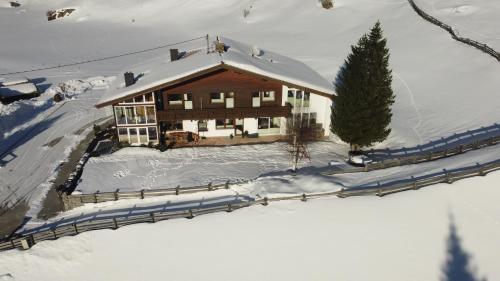 una vista aérea de una casa en la nieve en Haus am Mühlroan, en Sölden