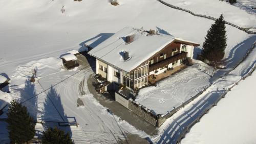 una vista aérea de una casa en la nieve en Haus am Mühlroan, en Sölden