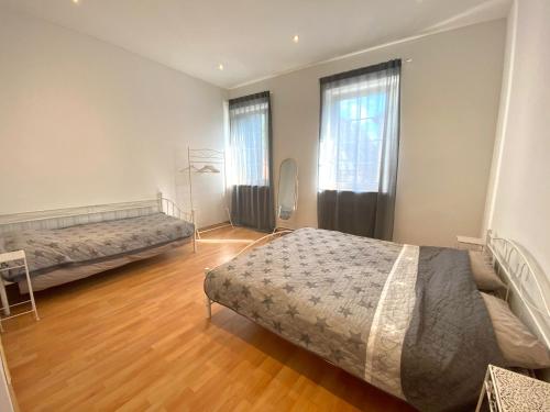 1 Schlafzimmer mit 2 Betten und 2 Fenstern in der Unterkunft Be my Guest in Mannheim in Mannheim