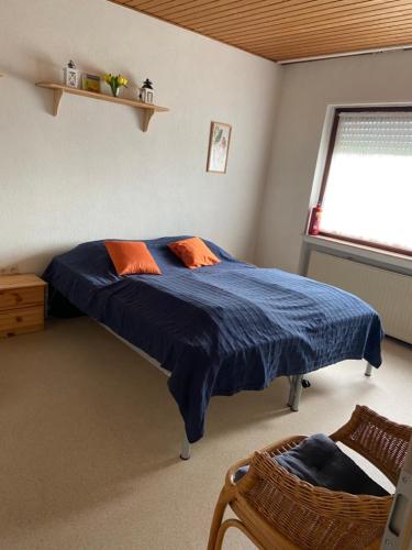 1 dormitorio con cama con sábanas azules y ventana en Ferienhaus D52 Europa Feriendorf 2-6 Personen en Lichtenau