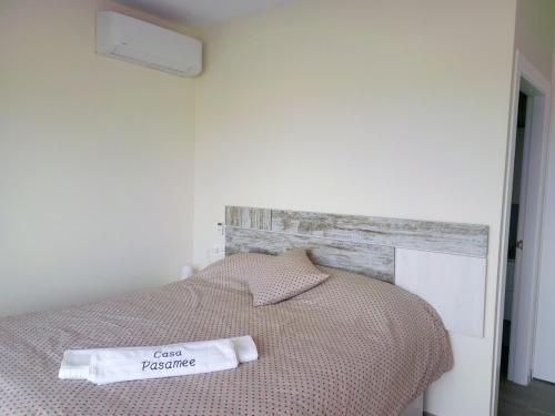 ein Schlafzimmer mit einem Bett mit einem Schild drauf in der Unterkunft Casa Pasamee in La Romana
