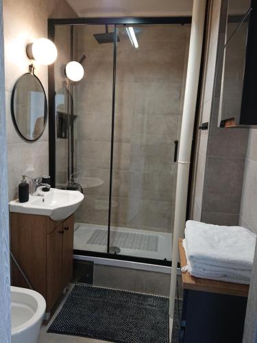 uma casa de banho com um chuveiro, um WC e um lavatório. em Warsaw Center's Apartment em Varsóvia