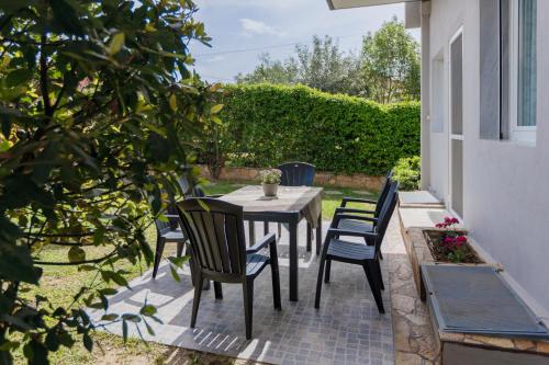 un tavolo e sedie seduti su un patio di Villa Joanna 2 a Salonicco