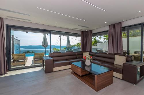 Luxury Villa Lorena with heated pool, jacuzzi,sauna and seaview