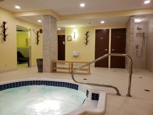 uma casa de banho com jacuzzi num quarto em Sun Peaks Lodge em Sun Peaks