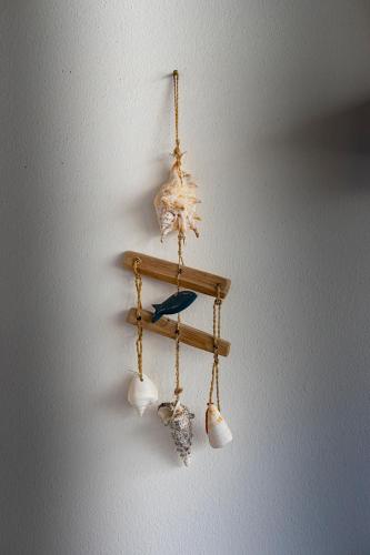a bird on a shelf hanging from a wall at Trapani Home in Trapani