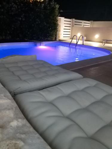 una piscina por la noche con un colchón delante en Falso pepe Marzamemi, en Marzamemi